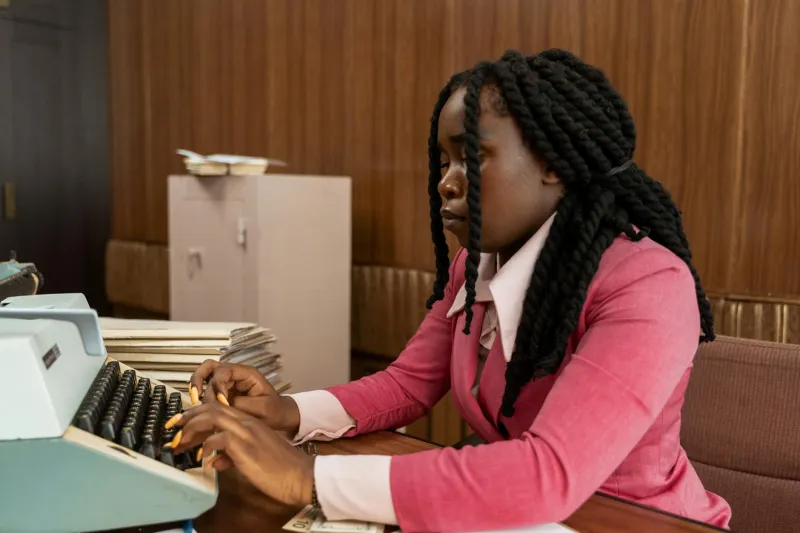 When One Hand Was Enough: The Secretary Who Lost an Arm and Found Her Empire